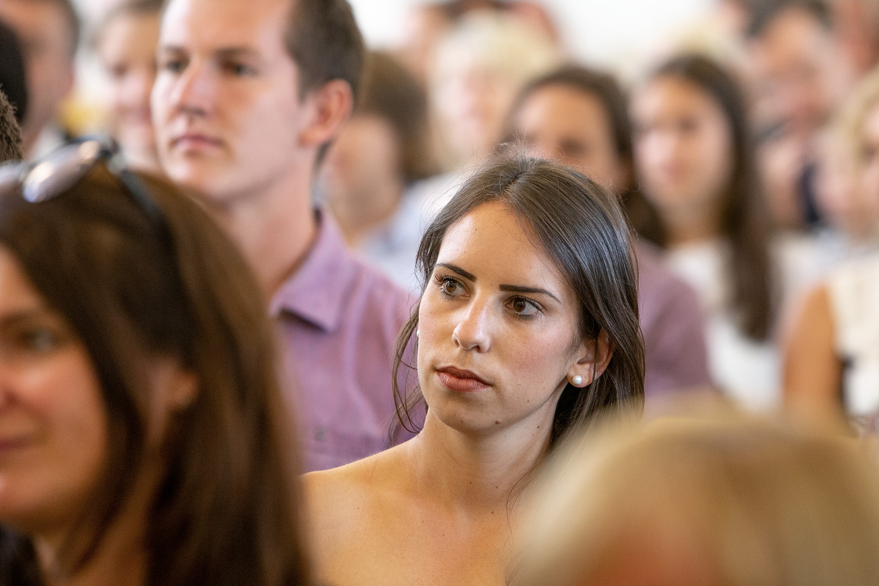 Interessierte Zuhörerin bei der Inforveranstaltung in der Kapelle im Schloss 
